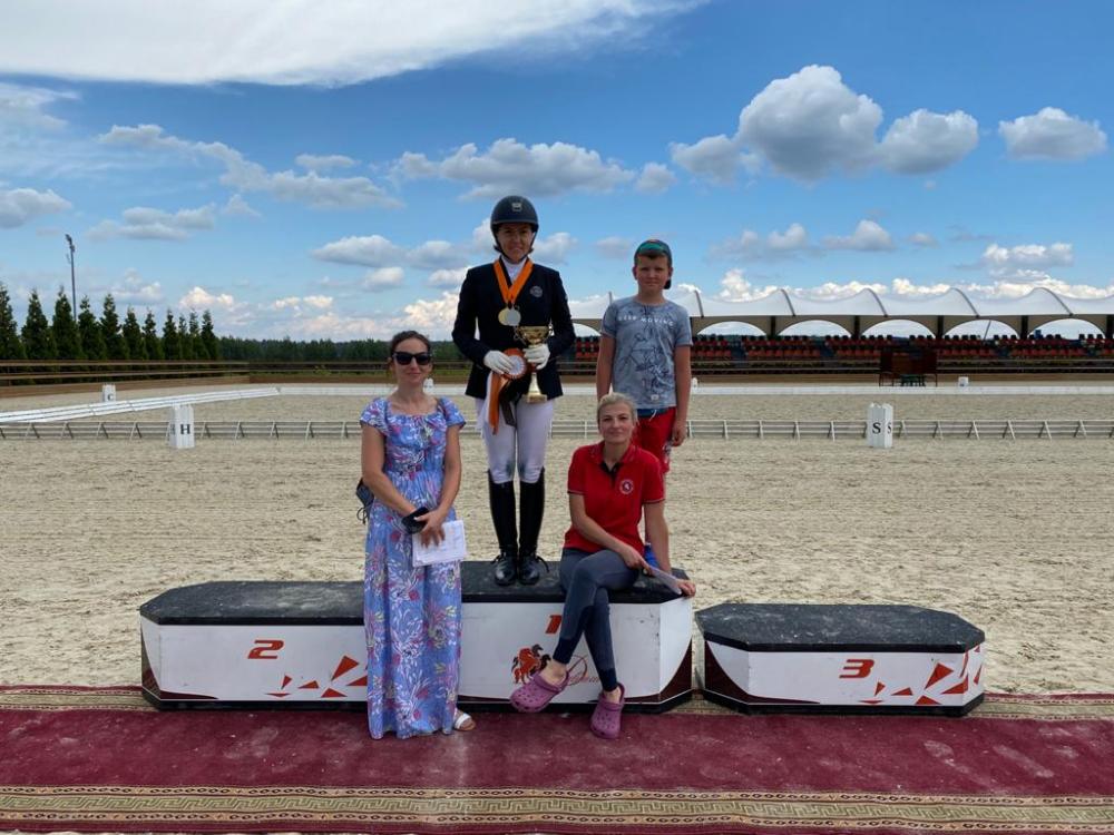 Интеллигент и хулиган в одной семье. Анна Нумерова и ее лошади вернулись в "PRADAR" с наградой