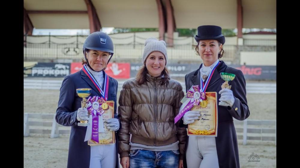 Всадницы Pradar Анна Нумерова и Марина Польская поздравили своего тренера с Днём Рождения, выиграв три приза на турнире в «Конкорде»